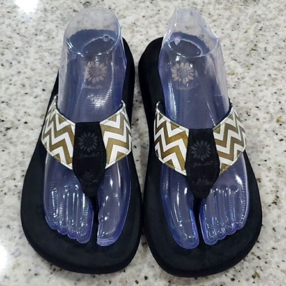 Yellow Box, Gold Chevron sandals, size 8 - Picture 1 of 7